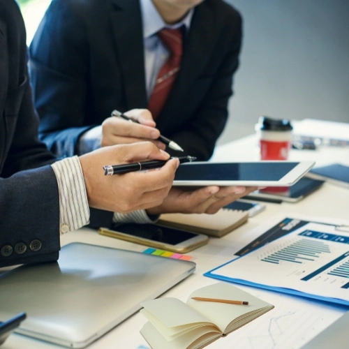 Learn about us: Our dedicated professionals collaborating to analyze data, reflecting our commitment to teamwork and excellence.